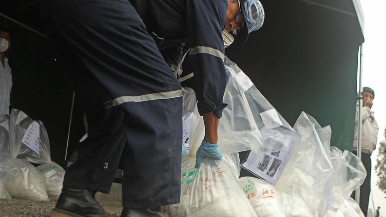 Viranomaiset poltettivat yli  kymmenen tonnia huumeita Limassa Perussa 30. lokakuuta 2012. 