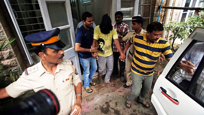 Police officers escort one of the man accused (C) of the gang rape of a female Indian photojournalist in Mumbai, India, 25 August 2013. The five suspects in the gang rape of a Mumbai photojournalist that has provoked fresh outrage in India have all been arrested, police said 25 August. 