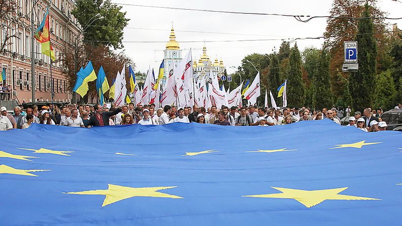 Ukrainians carry a giant EU flag during a parade to mark the Ukrainian Independence Day, in downtown Kiev, Ukraine, 24 August 2013. Ukrainians celebrate the 22nd anniversary of the Act of Declaration of Independence of Ukraine that was adopted by the Ukrainian parliament on 24 August in 1991. 