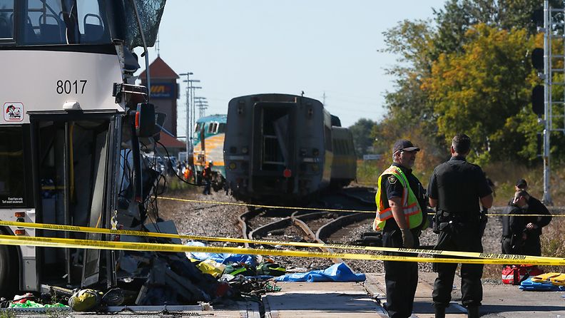 Bussi ja juna törmäsivät Kanadassa lähellä Ottawaa 18.9.2013.