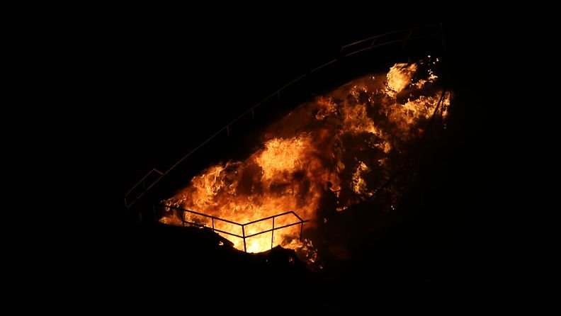 Vene paloi ja lopulta upposi 31.8.2013 Pyhtäällä / Suomenlahden merivartiosto
