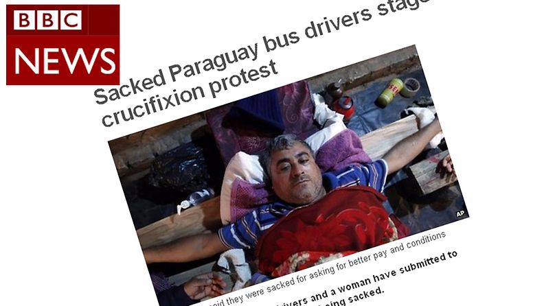 Paraguayssa bussikuskit protestoivat kohteluaan ristiinnaulitsemalla itsensä. Kuvakaappaus BBC:n sivuilta.