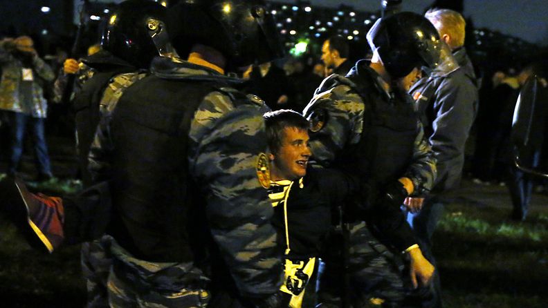 Tuhannet siirtolaisia vastustavat mielenosoittajat riehuivat sunnuntaina Moskovassa.