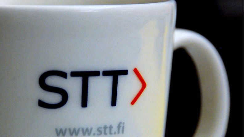 STT:n logo kahvimukin kyljessä. 