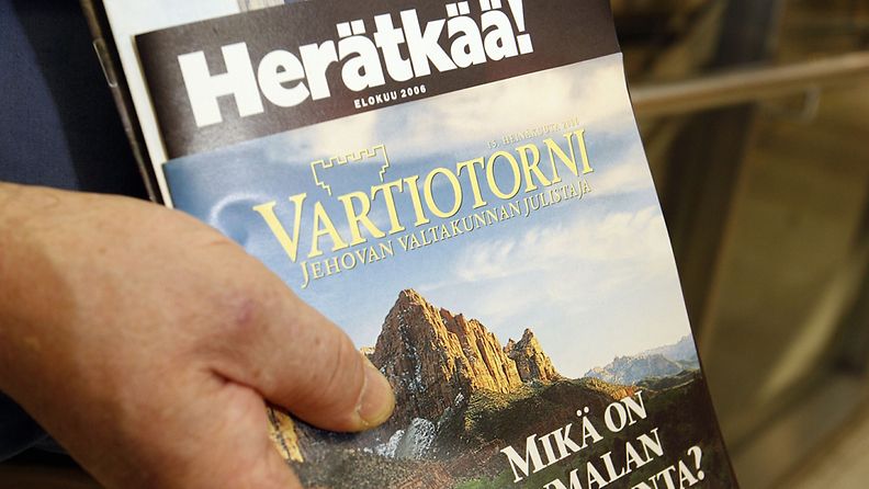 Jehovan todistajien suomenkielistä Vartiotorni ja englanninkielistä Watchtower -lehtiä myydään Helsingin Asematunnelissa. 