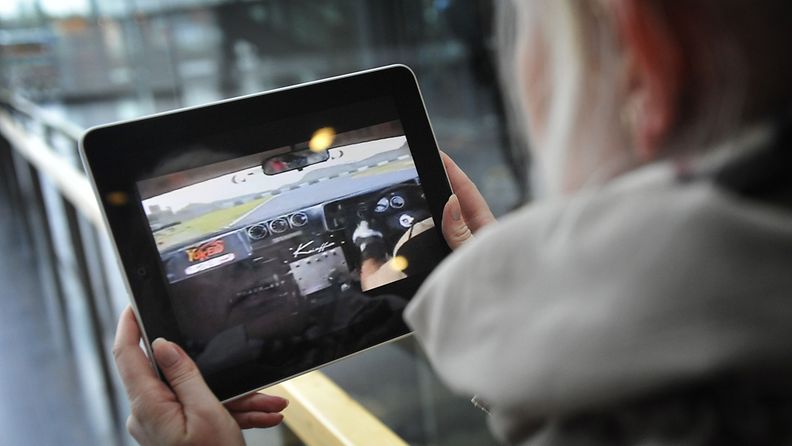 Nainen katselee videota iPadiltä Helsingin keskustassa 21. syyskuuta 2010.