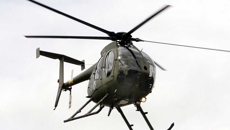 Kuvassa armeijan Hughes 500 helikopteri, minkämallisella helikopterilla onnettomuus tapahtui. 