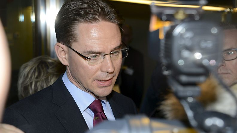 Pääministeri Jyrki Katainen (kok.) kommentoi hallituksensa kehitysministerin Heidi Hautalan eroa ennen eduskunnan täysistuntoa Helsingissä 11. lokakuuta 2013. 