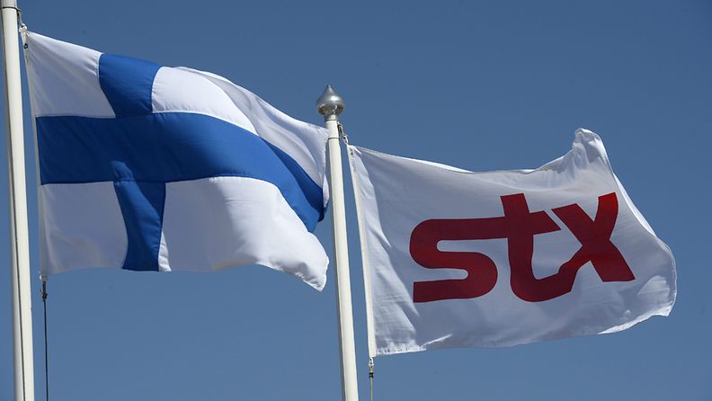  Liput liehuvat STX Finlandin Rauman telakalla perjantaina 2. elokuuta 2013.