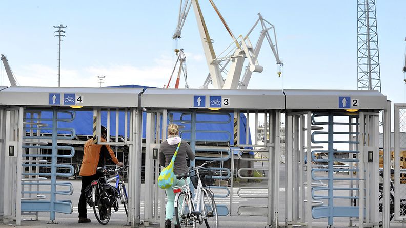 Työntekijöitä menossa STX:n Rauman telakalle 12. syyskuuta 2013. Torstaina levisi tieto telakan mahdollisesta lakkauttamisesta.