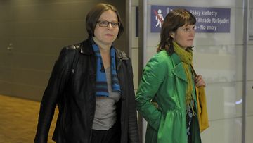 Kehitysministeri Heidi Hautala (vasemmalla) palasi Washingtonista Helsinkiin 11. lokakuuta 2013. Hautalan odotetaan perjantaina kertovan oma näkemyksensä Arctia Shipping -tapauksesta. Oikealla avustaja Milma Kettunen. 