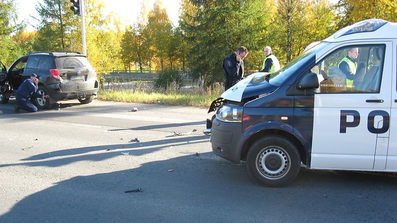 Poliisiauto törmäsi henkilöautoon Kuopiossa 8.10.2013