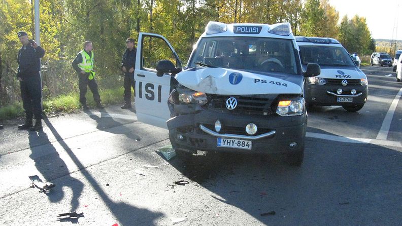Poliisiauto törmäsi henkilöautoon Kuopiossa 8.10.2013
