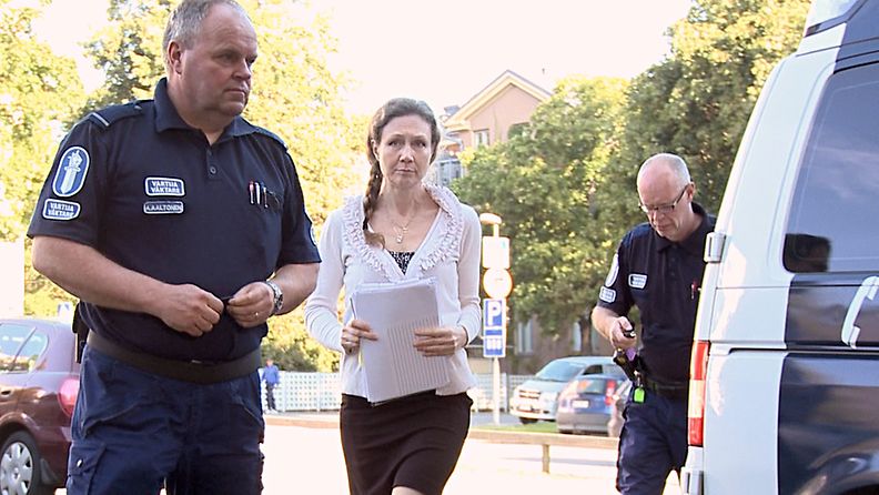 Anneli Auer tuotiin Satakunnan käräjäoikeuteen Poriin 21.8.2013 jälleen poliisisaattueessa.