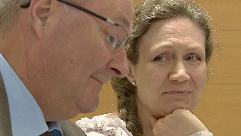 Anneli Auer yhdessä puolustusasianajaja Juha Mannerin kanssa Satakunnan käräjäoikeudessa 21.8.2013