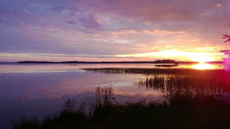 Auringonlasku Höytiäisen rannalla 8. syyskuuta 2013. Lukijan kuva