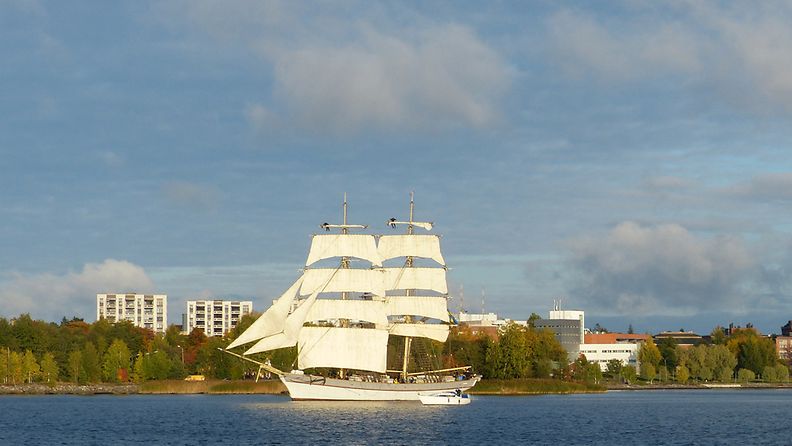 Ruotsalainen purjelaiva Tre Kronor af Stockholm purjehti Vaasan syysmaisemassa 27. syyskuuta 2013. Lukijan kuva: Matti Hietala