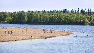 Uimarit nauttivat hellesäästä uimarannalla Ivalojoen varrella 31. toukokuuta 2013.