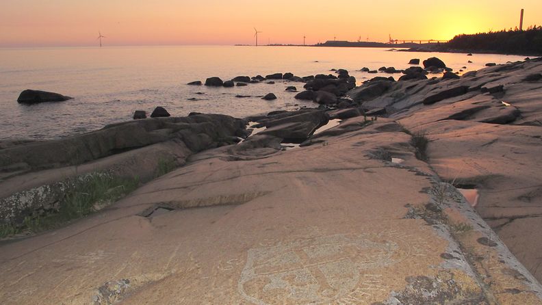 Auringonlasku Reposaaren rannalla. Lukijan kuva: Matti Hietala