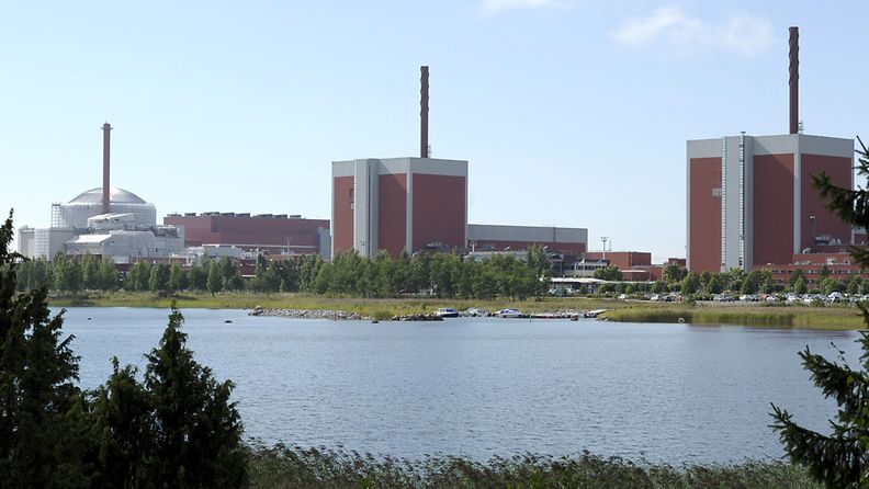 Olkiluodon rakenteilla oleva voimalaitos 3 (vas.) sekä voimalaitokset 1 ja 2 ydinvoimala-alueella Eurajoella torstaina 1. elokuuta 2013.