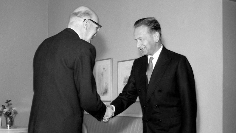 YK:n silloinen pääsihteeri Dag Hammarskjöld tapasi tasavallan presidentti Urho Kekkosen (vas) vierailullaan Suomessa vuonna 1958.