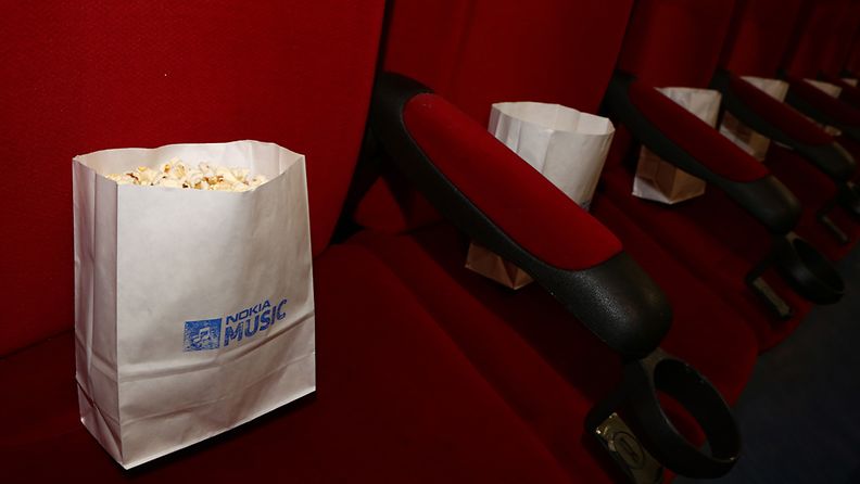 Nokian tuotemerkillä ehostettua popcornia tarjolla yksityisessä elokuvanäytöksessä Lontoossa.