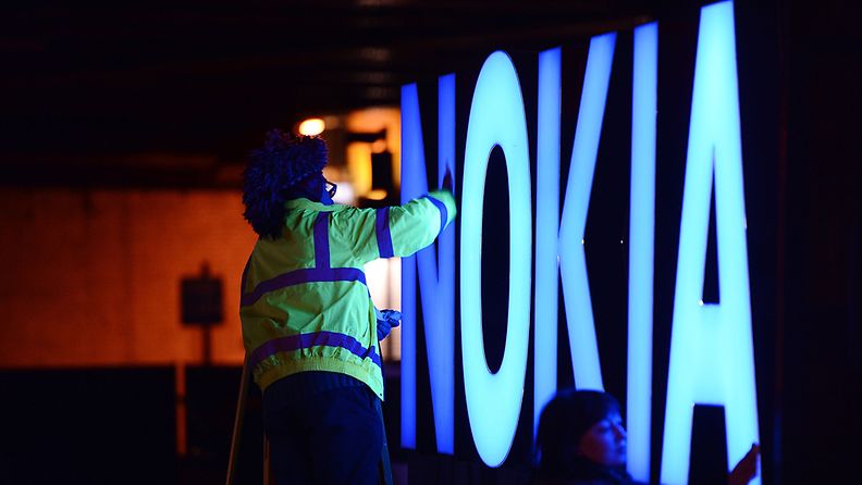 Työntekijät kiillottavat Nokian valomainosta Lontoossa.