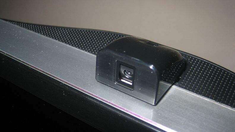 Samsungin 65-tuumaisen F9005 4K-jättitelevision esiin ponnahtava kamera/liiketunnistin
