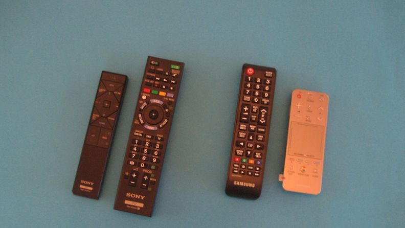 Sonyn 55-tuumaisen KD-55X9005A -4K-television, sekä Samsungin 65-tuumaisen F9005 4K-jättitelevision kaukosäätimet