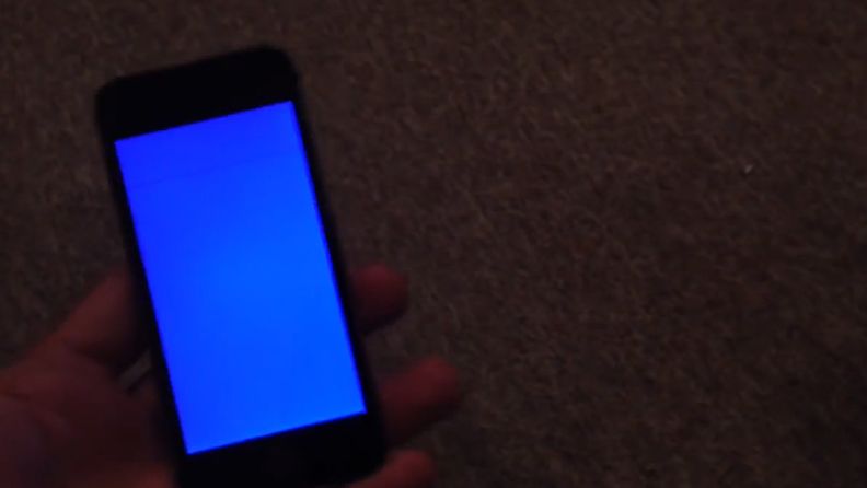 Sininen "kuolemanruutu" iPhone 5S -kännykässä. Kuvakaappaus YouTubesta.