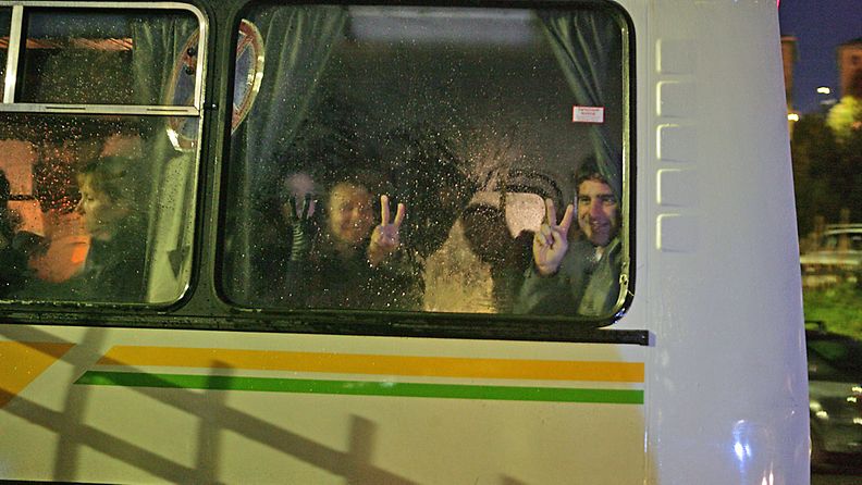 Greenpeace Internationalin aktivistit kuljetettiin bussilla Arctic Sunriselta Murmanskiin Venäjän viranomaisesten kuulusteltaviksi 24. syyskuuta 2013. 
