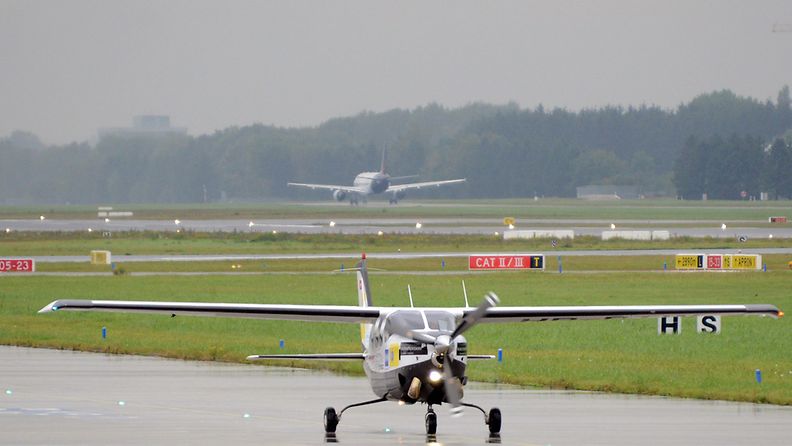 Kuvan Cessna-pienkone ikuistettu Hampurissa.