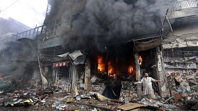Yli 30 ihmistä sai surmansa pommi-iskussa Pakistanissa.