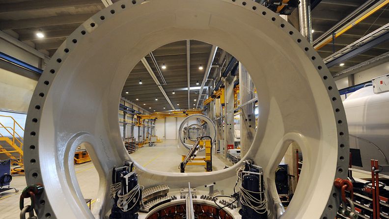 Valmisteilla olevan tuuligeneraattorin konepeti Winwindin Haminan tuulivoimalatehtaan tehdashallissa Haminassa 24. maaliskuuta 2010. 