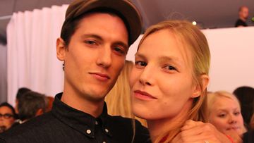 Huippumalli Suvi Koponen miehensä Tyler Riggsin kanssa Helsinki Fashion Weekend -tapahtumassa torstaina. 