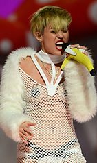 Miley Cyrus esiintyi Las Vegasissa.