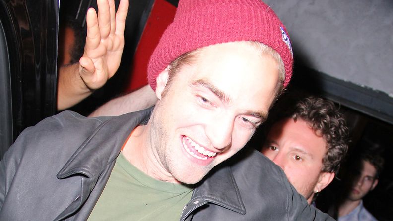 Robert Pattinson poistumassa yökerhosta.