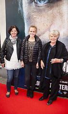 Nina ja Andrea Valander sekä Elisabeth Rehn Sel8nne -elokuvan kutsuvierasensi-illassa Helsingissä 25. syyskuuta 2013.