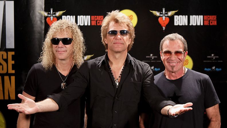 Bon Jovin Tico Torres (vas.) joutui keskiviikkona leikkaukseen. Jon Bon Jovi ja David Bryan ovat tukena.