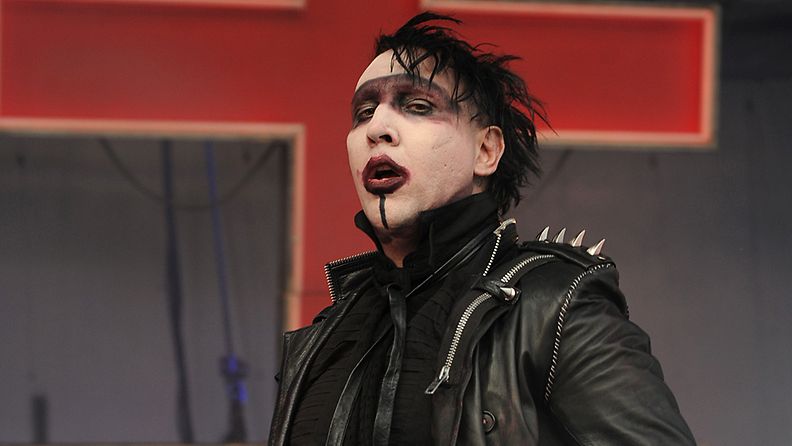 Marilyn Manson esiintymis-lookissaan.
