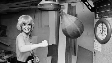 LOTTO-tyttö Hilkka Kotamäki harjoittelee nyrkkeilyä 10. maaliskuuta 1971. 