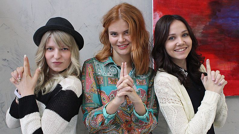 Idols-kilpailijat Mitra Kaislaranta, Erika Vikman ja Sara Kurkola muistuttavat Charlien enkeleitä.