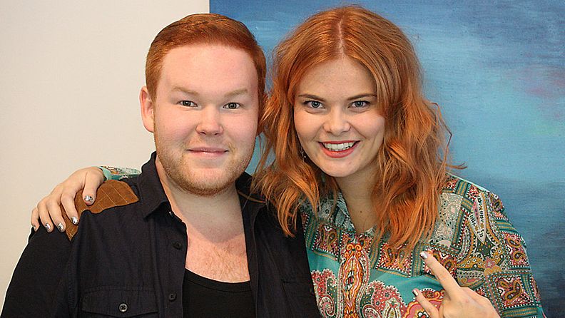 Ville Niskanen ja Erika Viklund saivat punaista väriä hiuksiinsa ennen Idols-liveä