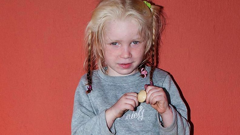 Kuka on "Maria"? Kreikan poliisi löysi romanileiriltä nelivuotiaan tytön, jonka vanhemmiksi esittäytyneet eivät dna-testien perusteella olleet tytön vanhempia.