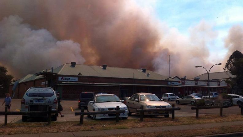 Jo nyt satoja koteja tuhonneiden palojen pelätään yltyvän pahimmiksi vuosikymmeniin. Kuvan palo riehui eilen lähellä Sydneytä Springwoodissa.