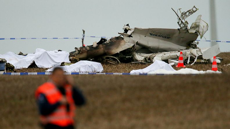 Lentokone tuhoutui täysin maahansyöksyssä.