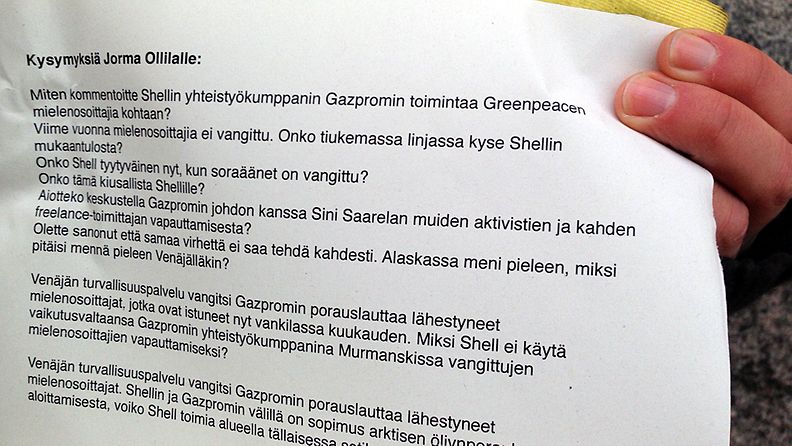Greenpeace osoitti mieltään Jorma Ollilan kirjanjulkistustilaisuuden ohessa Otavan toimitilojen edessä Helsingin keskustassa. Näillä kysymyksillä Ollilaa haluttiin grillata.