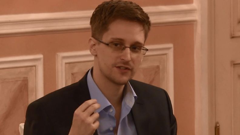 Wikileaksin 12.10.2013 julkistama kuva Edward Snowdenista. Kuvan kerrotaan olevan pysäytyskuva 9.10.2013 Moskovassa kuvatulta videolta.