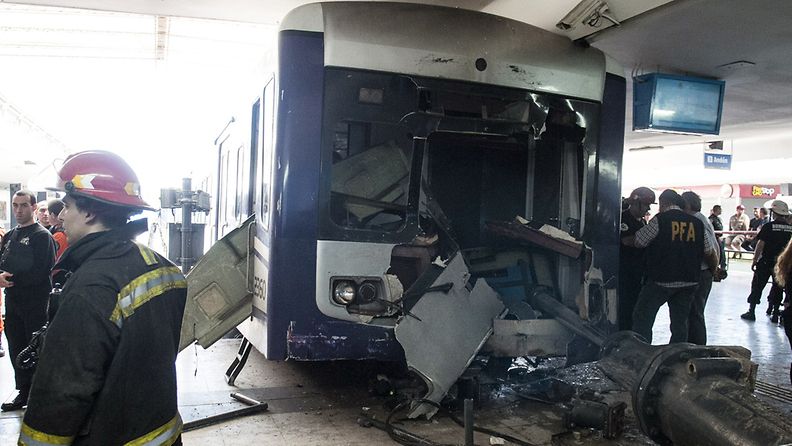 Argentiinan Buenos Airesissa lauantaina 19.10.2013 sattuneen junaturman syyksi epäillään kuljettajan nukahtamista kesken ajon. Onnettomuudessa loukkaantui lähes sata ihmistä.  
