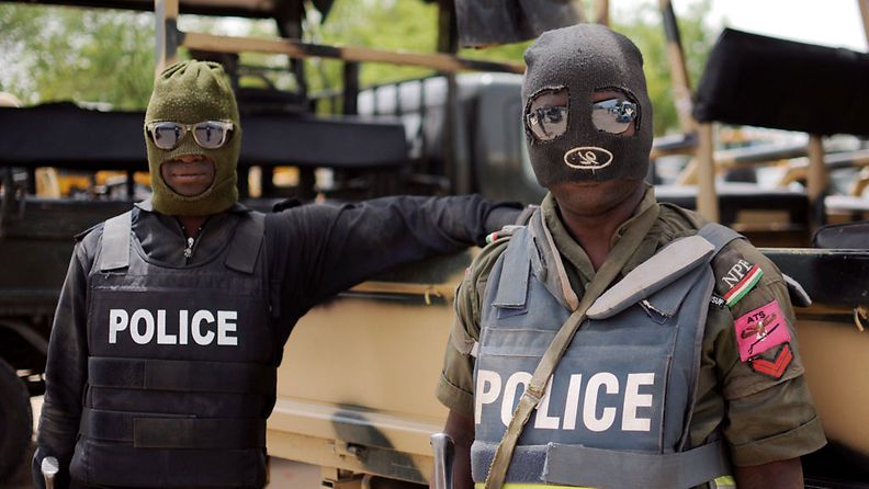 Nigerialaisia poliiseja kasvot peitettyinä. Kuva on otettu Bornon osavaltiossa poliisien ja armeijan yhteisen operaation aikana. 